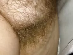 Standingnext gultā, līdz viņas naktskreklu, hairy pussy tits