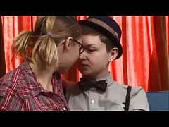 Divas meitenes uz kušetes