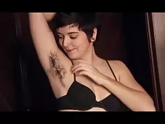 Sexy hairy pussy babe runā par viņas apbrīnojamo ķermeņa apmatojums