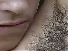Sexy ļoti matains meitene ar pienainu krūtis