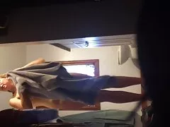 Karstu sieva pēc dušas