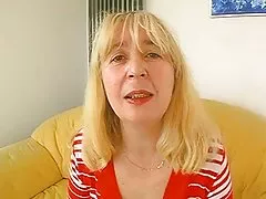 Apaļš nobriedušu matains fucks dīvāns