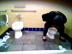 BBW sievietes bija noliekusies pār toddler tualetes