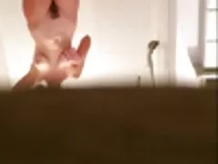 Lēna kustība spalvains Buša sieva, izkāpšana no dušas