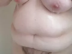 Bbw dušā pirms gultas mazgāja viņas hairy pussy, zīlītes, vēders